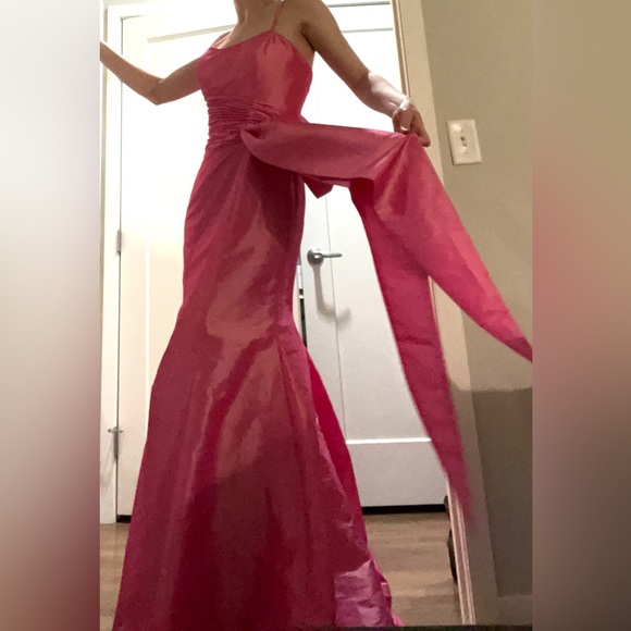 🩷Landa Formal Gown (Size 8)🩷 - Picture 16 of 16